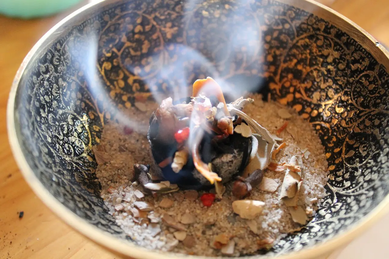 Räucherschale mit Sand, Kräutern und Kohle